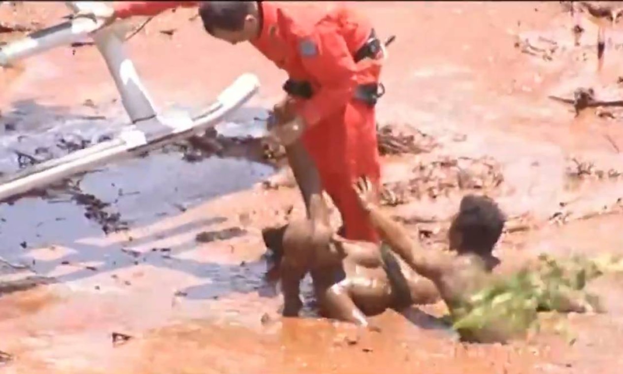 Vítimas cobertas de lama são resgatadas por helicóptero do Corpo dos Bombeiros de Minas Gerais em Brumadinho Foto: Reprodução / Agência O Globo