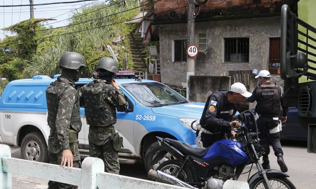 
Militares das Forças Armadas e da Polícia Militar durante operação em Santa Rosa, em março de 2018 Foto: Antonio Scorza / Agência O Globo