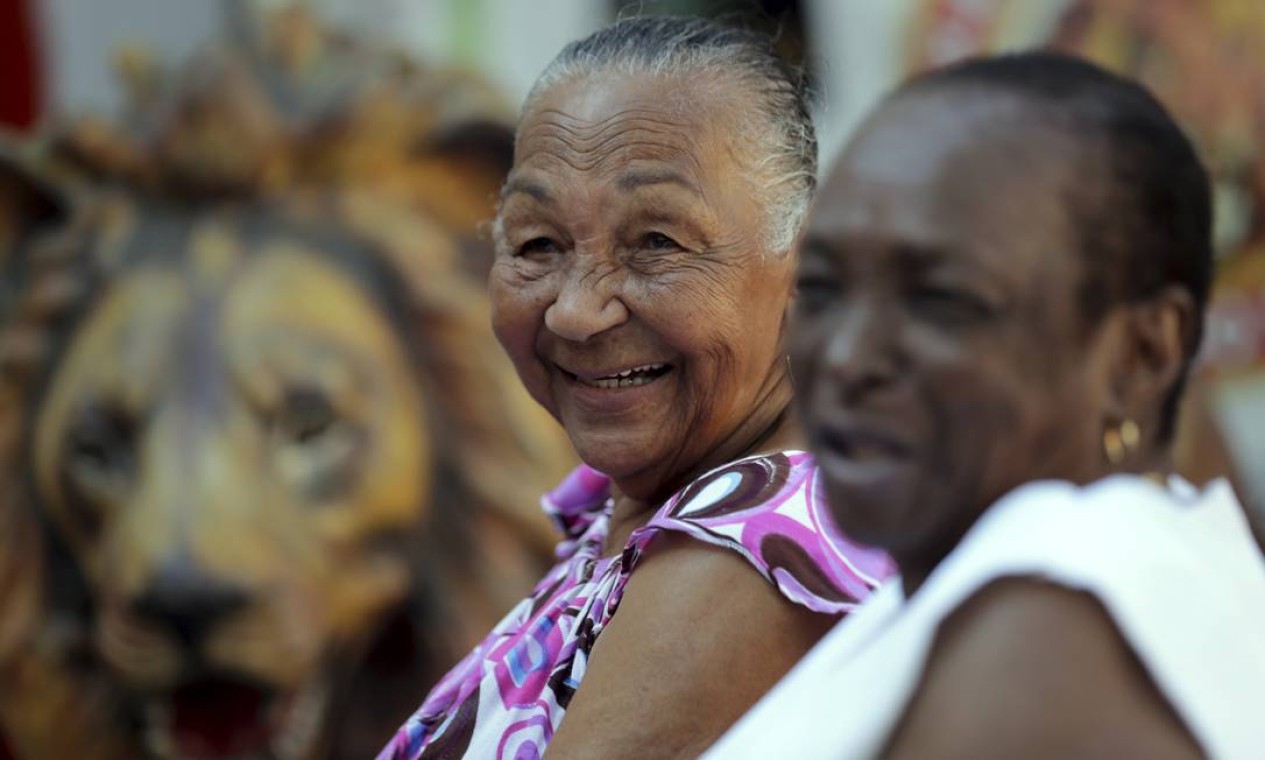 Eunice da Silva, a Chimbinha, de 87 anos, da Estácio, e a amiga Waldice de Souza, de 82 anos, que Chimbinha Foto: Marcelo Thebald / Agência O Globo