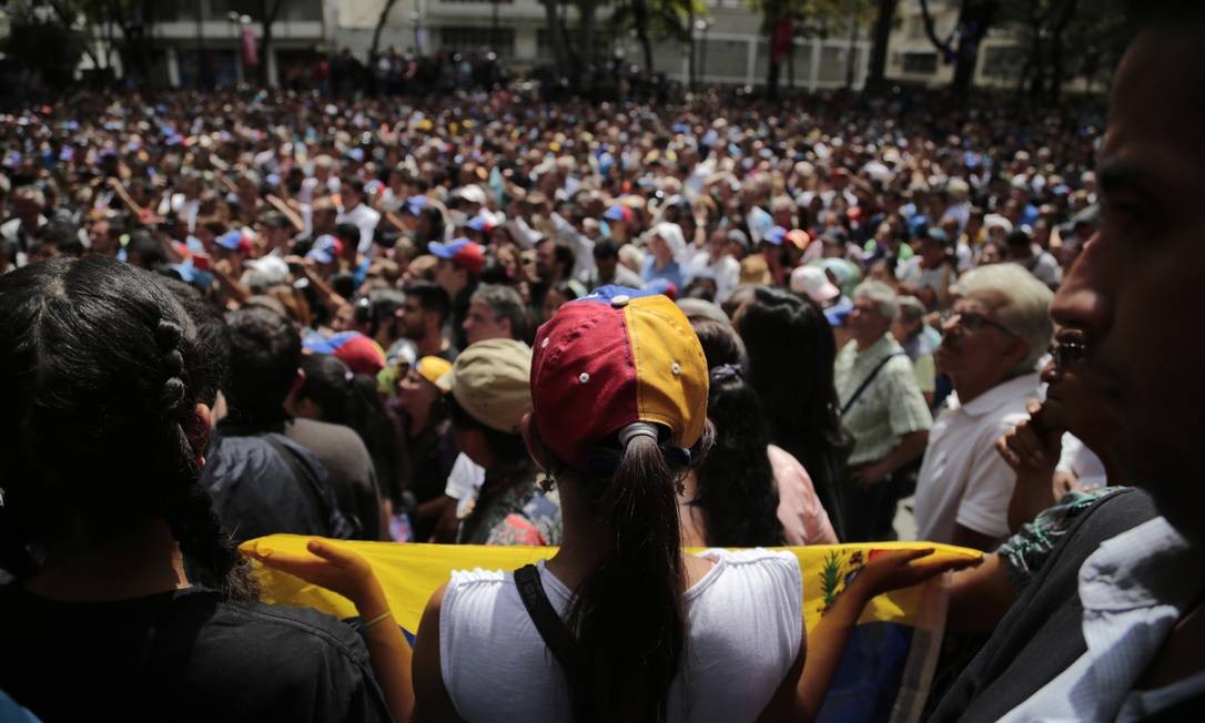 Manifestantes se reúnem para ouvir discurso de Juan Guaidó, no dia 25 de janeiro. Nesse momento, o auto-proclamado presidente interino da Venezuela já havia sido reconhecido por diversas nações Rafael Hernandez / picture alliance via Getty Image
