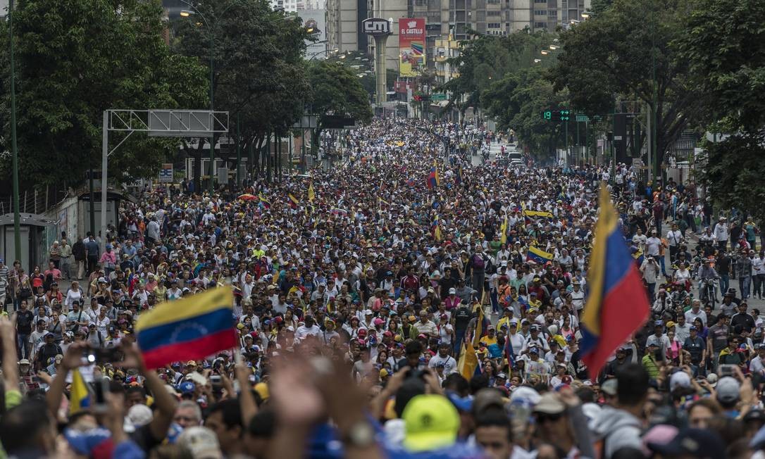 Milhares de venezuelanos foram às ruas de Caracas protestar contra o governo de Nicolas Maduro, no dia 23 de janeiro Anadolu Agency / Getty Images