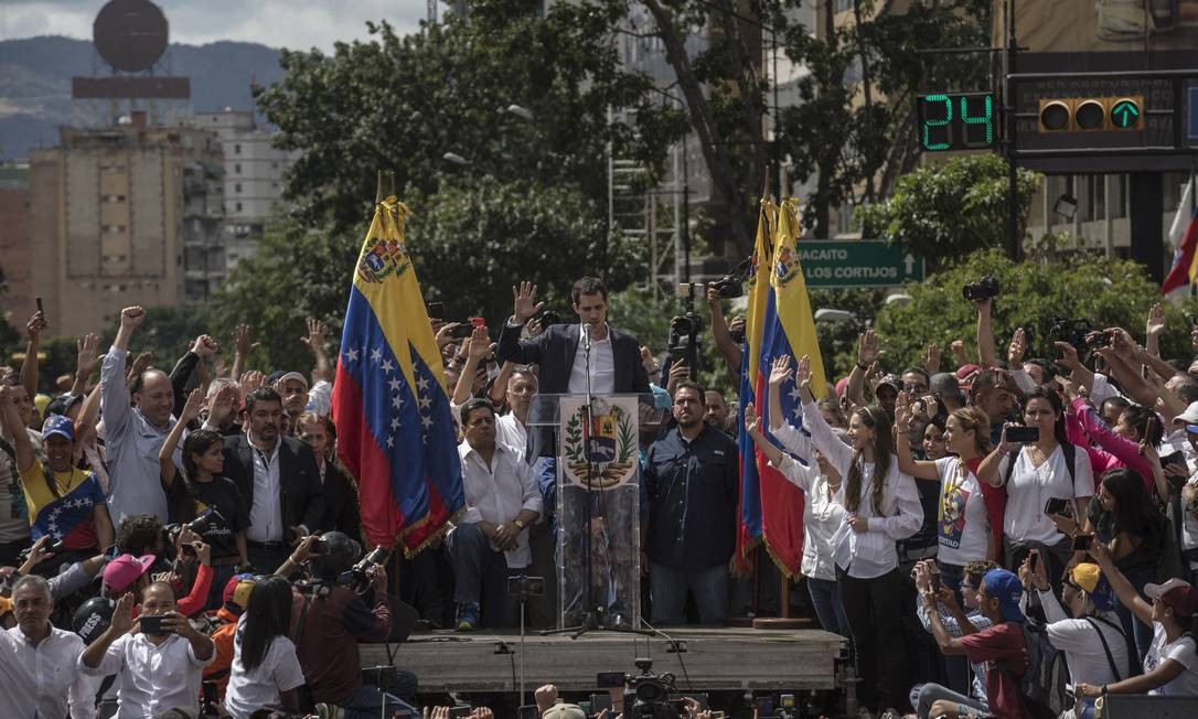 O lider da oposição, Juan Guaidó, fez ato simbólico durante manifestação. Ele fez um juramento para assumir interinamente a Presidência da Venezuela Marcelo Perez Del Carpio / Anadolu Agency / Getty Images