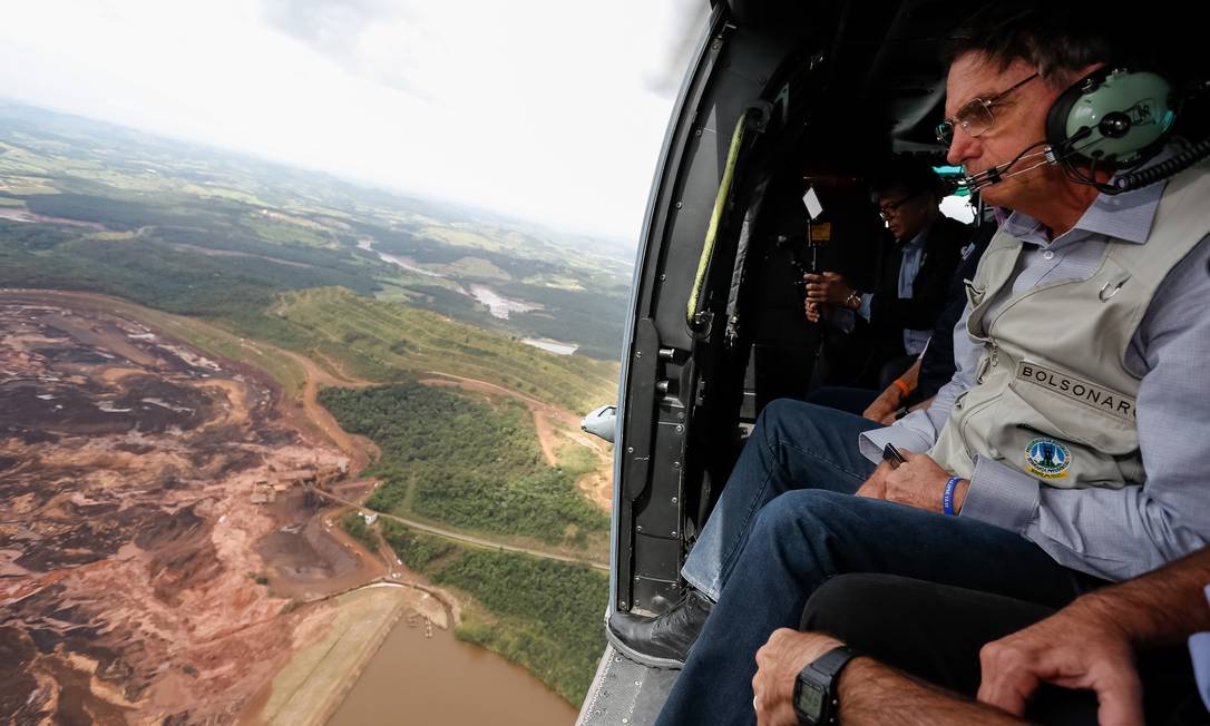  O Presidente da República, Jair Bolsonaro, durante sobrevoo da região atingida pelo rompimento da barragem Mina Córrego do Feijão, em Brumadinho/MG
Foto: Isac Nóbrega/PR / Isac Nóbrega/PR