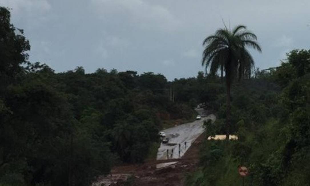 Helicóptero sobrevoa estrada interditada após ser atingida pela lama no incidente com a barragem no Córrego do Feijão, em Brumadinho Cleide Carvalho - Agência O Globo