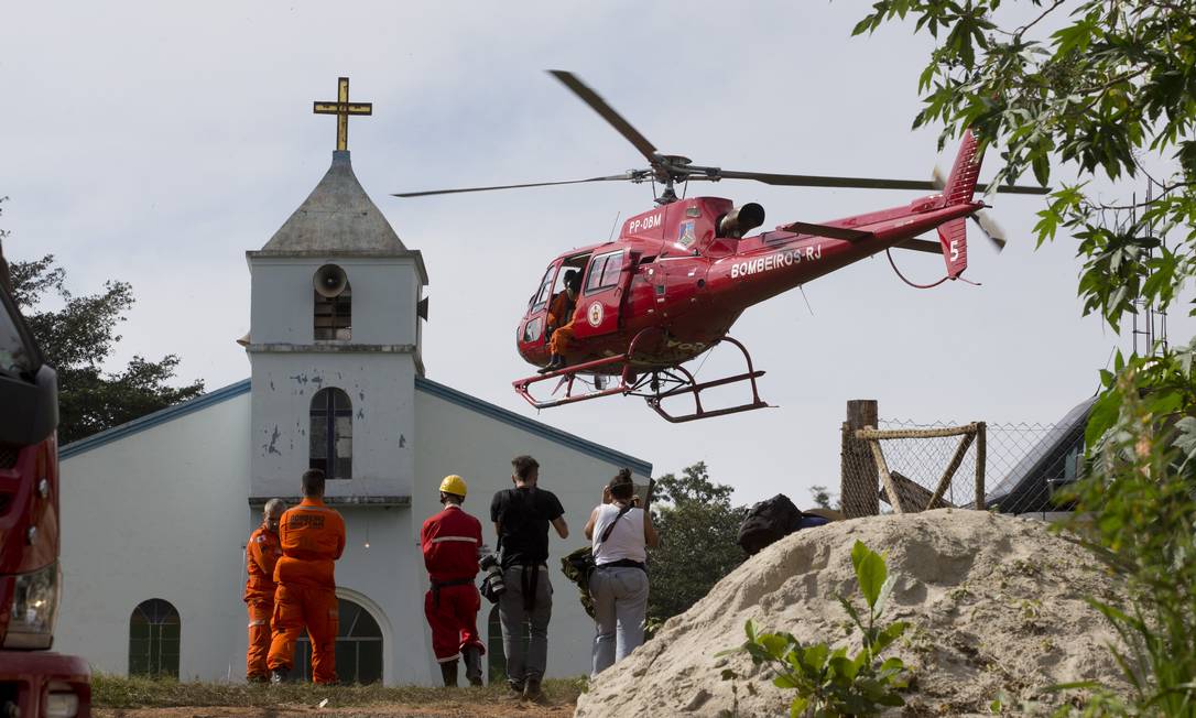 Helicóptero ajuda no resgate de vítimas de Brumadinho Foto: Márcia Foletto / Agência O Globo
