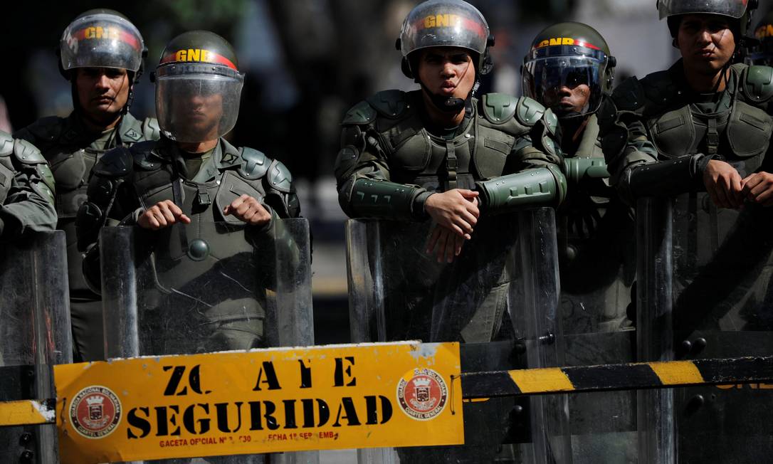 Forças de segurança venezuelanas na entrada de edifício militar em Caracas Foto: CARLOS BARRIA / REUTERS