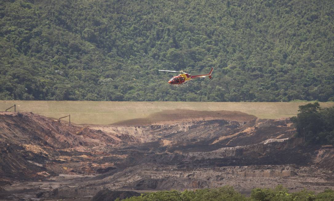 Helicóptero sobrevoa área atingida pelo rompimento de barragem de rejeitos da Vale, em Brumadinho: risco de novo rompimento assustou a cidade Foto: Márcia Foletto / Agência O Globo
