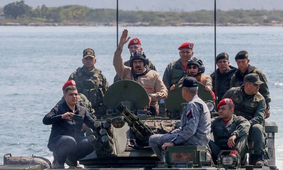 Presidente Nicolás Maduro e sua mulher, Cília Flores, durante exercícios militares em 27 de janeiro de 2019 Foto: HO / AFP