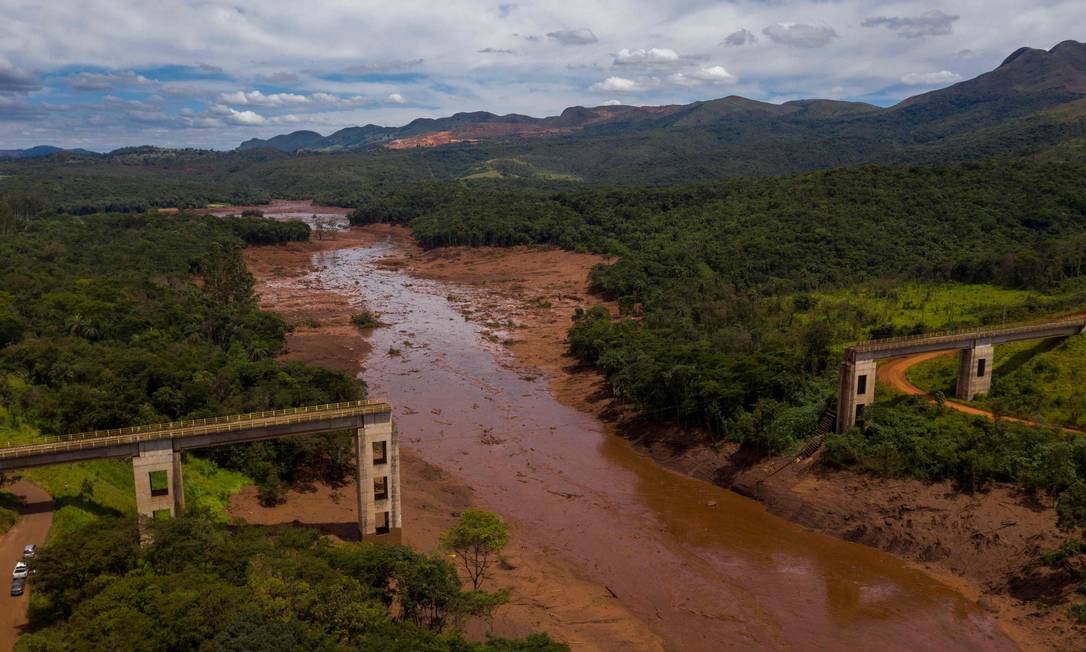 Ponte ferroviária destruída pela onda de lama de rejeitos liberada pela barragem de Brumadinho (MG), na última sexta-feira Foto: MAURO PIMENTEL / AFP