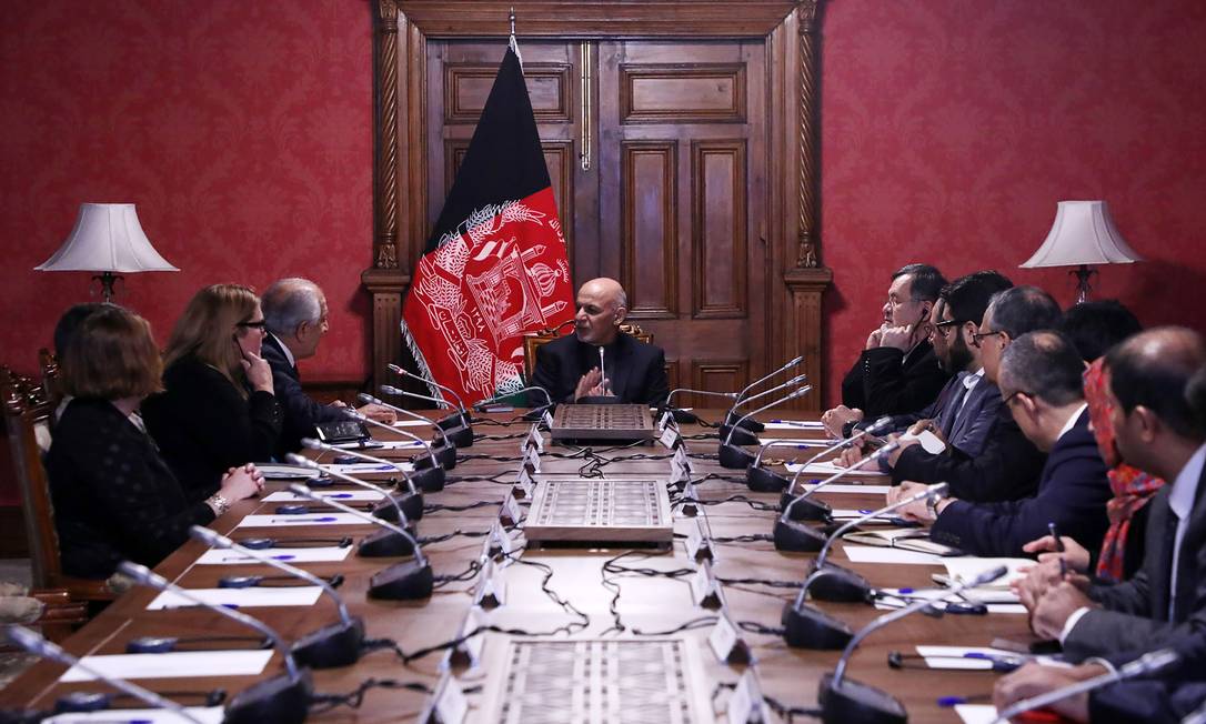 Presidente afegão, Ashraf Ghani conversa com representante americano Zalmay Khalilzad no Palácio Presidencial de Cabul Foto: Palácio Presidencial do Afeganistão / AFP