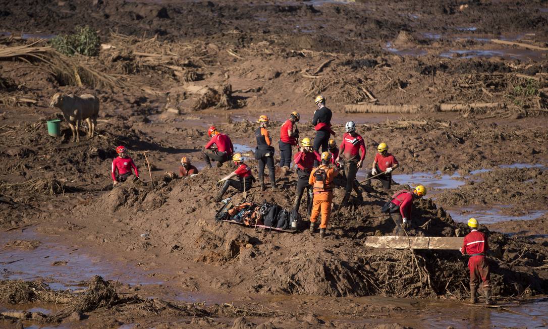 
Equipes trabalham no resgate de vítimas soterradas após rompimento da barragem Foto:
Márcia Foletto
/
Agência O Globo
