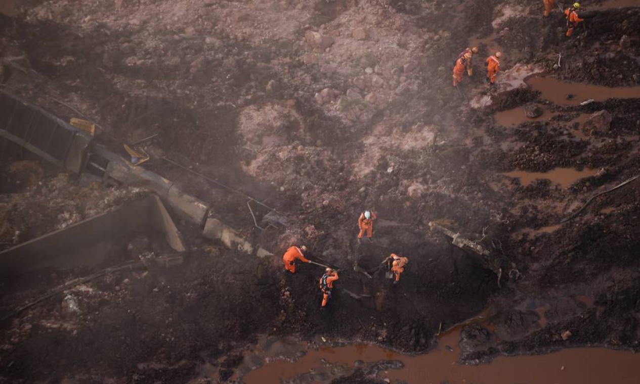 Bombeiros trabalham no resgate de vítimas após rompimento de barragem na cidade mineira de Brumadinho, em 2019. Tragédia completa três anos em 25 de janeiro Foto: Douglas Magno / AFP