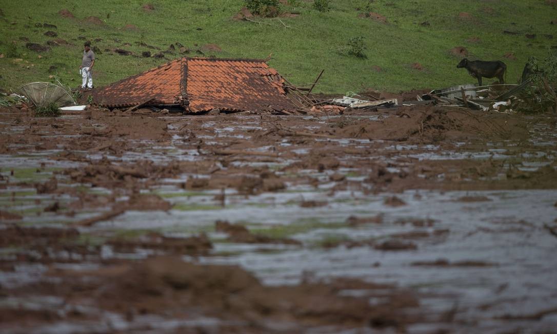 O telhado de uma casa é visto. Os dejetos liberados pelo rompimento da barragem chegaram a encobrir casas. MAURO PIMENTEL / AFP