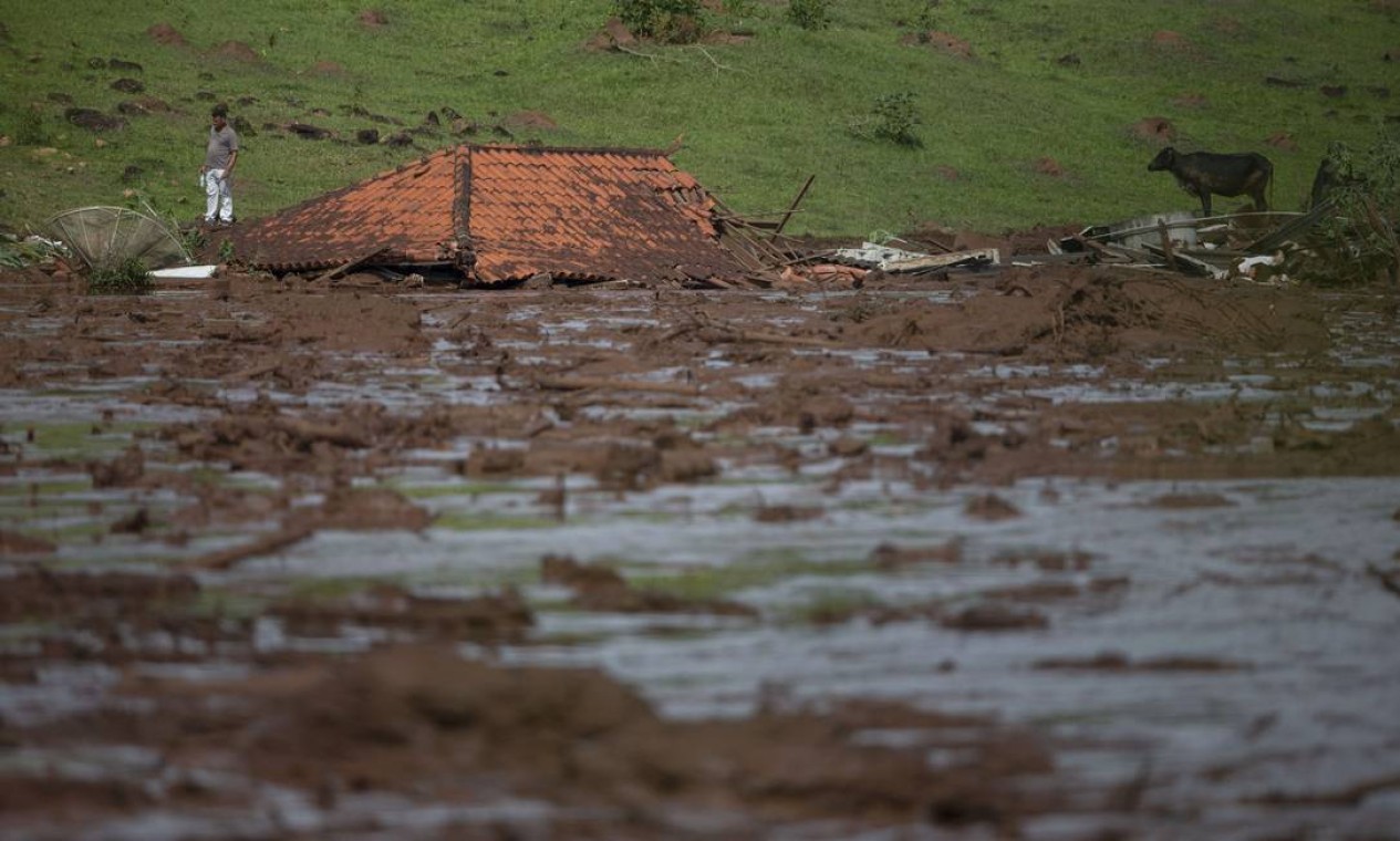 O telhado de uma casa é visto. Os dejetos liberados pelo rompimento da barragem chegaram a encobrir casas. Foto: MAURO PIMENTEL / AFP