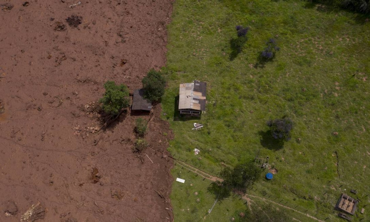 Foto mostra uma casa nos limites da área afetada pelo rompimento da barragem de Brumadinho Foto: Mauro Pimentel / AFP