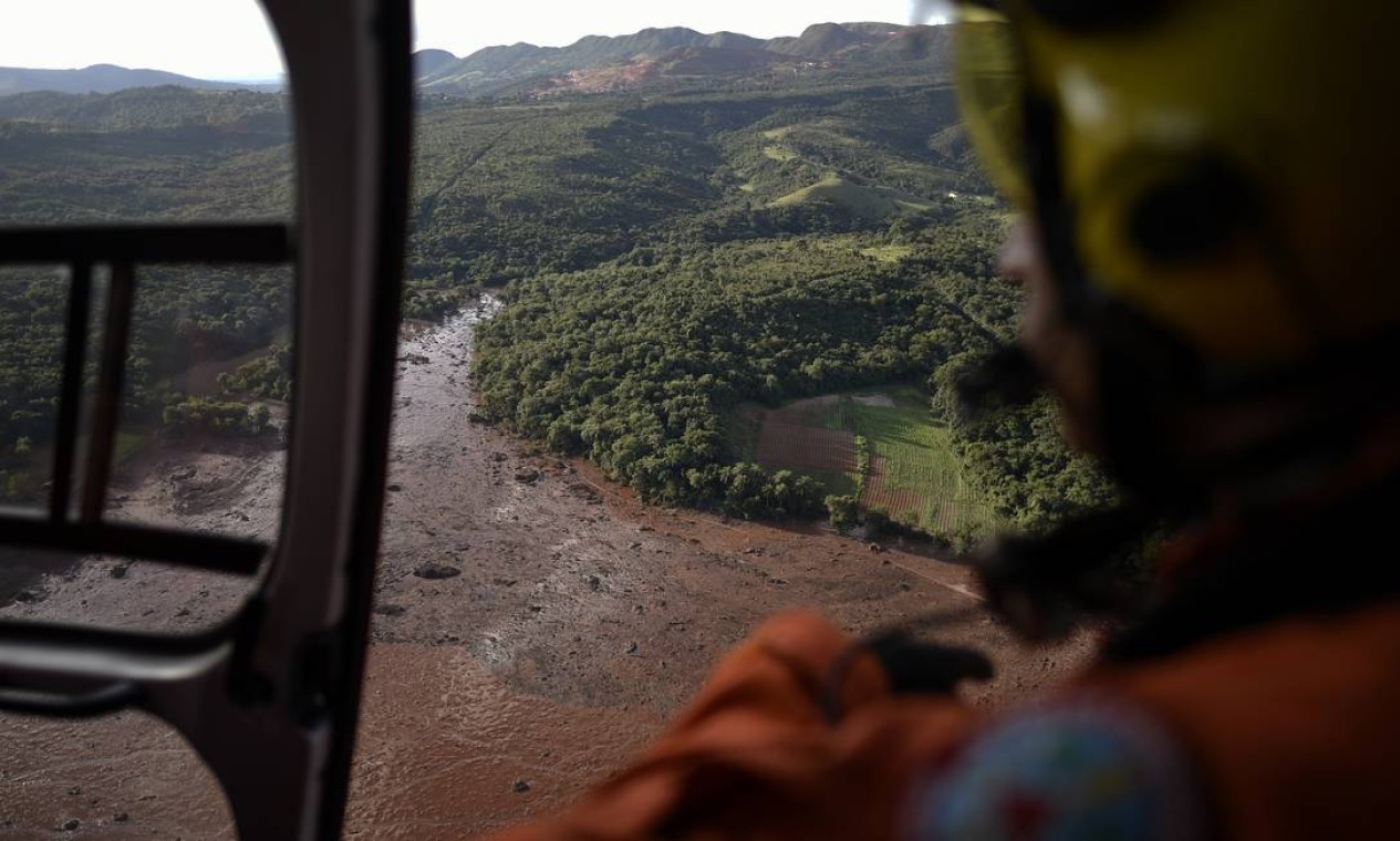 Bombeiros usaram helicópteros para auxiliar na busca de sobreviventes no local. A barragem de Brumadinho era de propriedade da Vale, a maior empresa de mineração do Brasil Foto: Douglas Magno / AFP