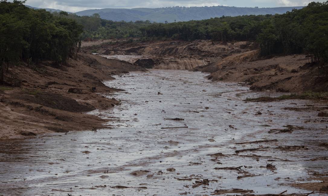 Outra área afetada pelo rompimento da barragem. A lama encobriu, florestas, casas, carros e comunidades inteiras na região. Mauro Pimentel / AFP
