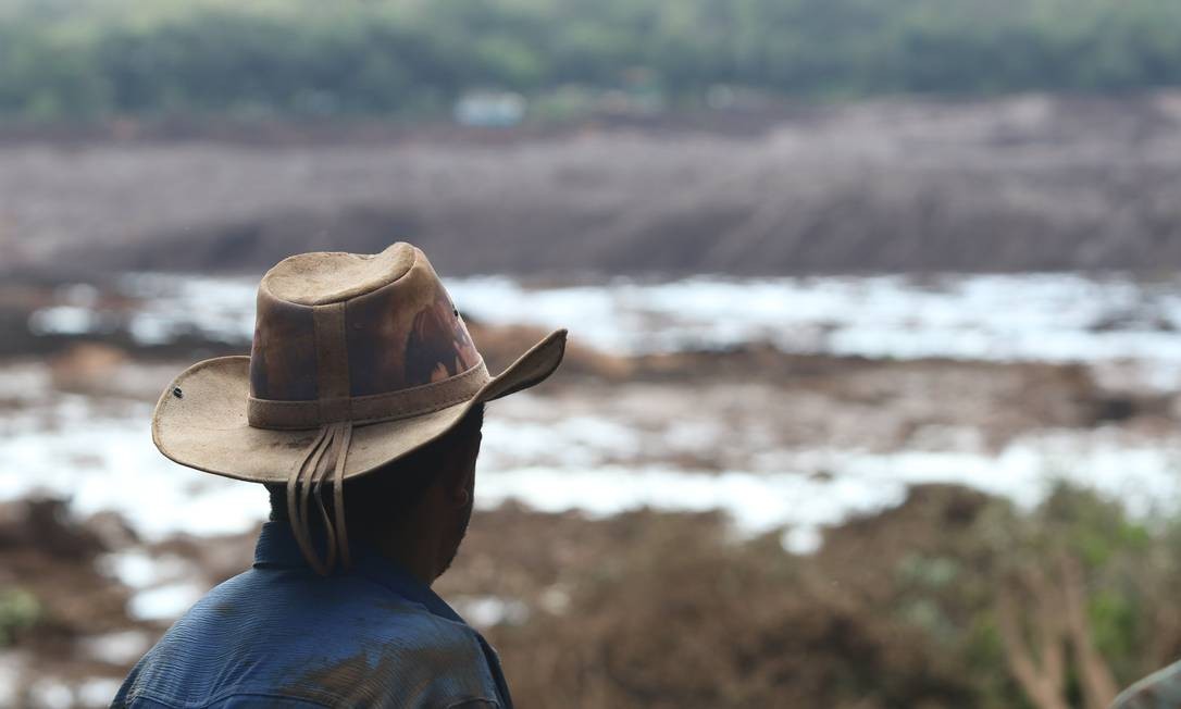 Homem observa uma dos campos devastados pelo rompimento da barragem da Vale Doug Patricio / picture alliance via Getty Image