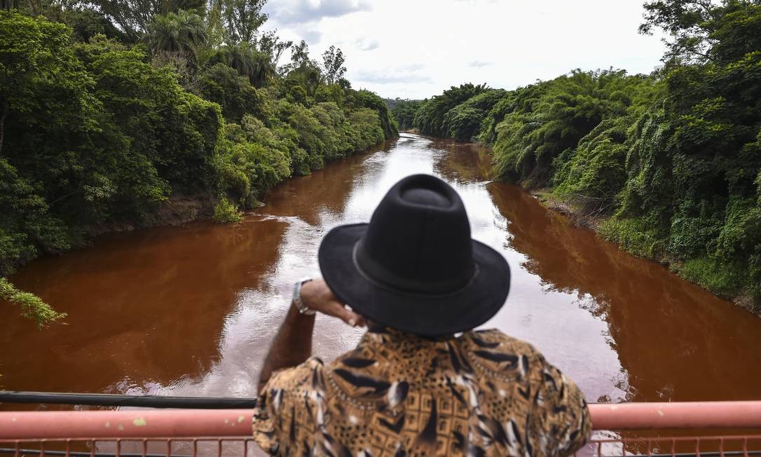 Outro homem observa o rio Paraopeba, que foi afetado pela lama despejada no desastre Pedro Vilela / Getty Images