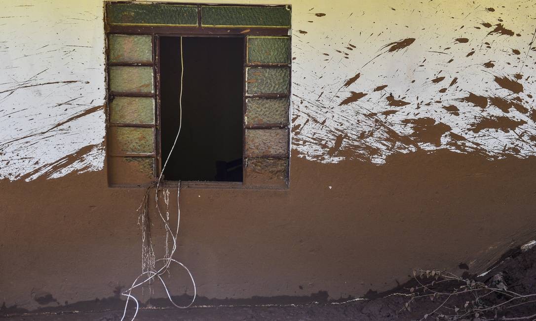 A parede de uma casa mostra a altura a que chegaram as lamas despejadas pelo rompimento da barragem de Brumadinho Pedro Vilela / Getty Images