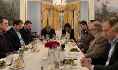 Na casa de Steve Bannon, ex-estrategista da Casa Branca, Olavo de Carvalho comandou a prece antes do jantar Foto: Reprodução Twitter Josias Teófilo