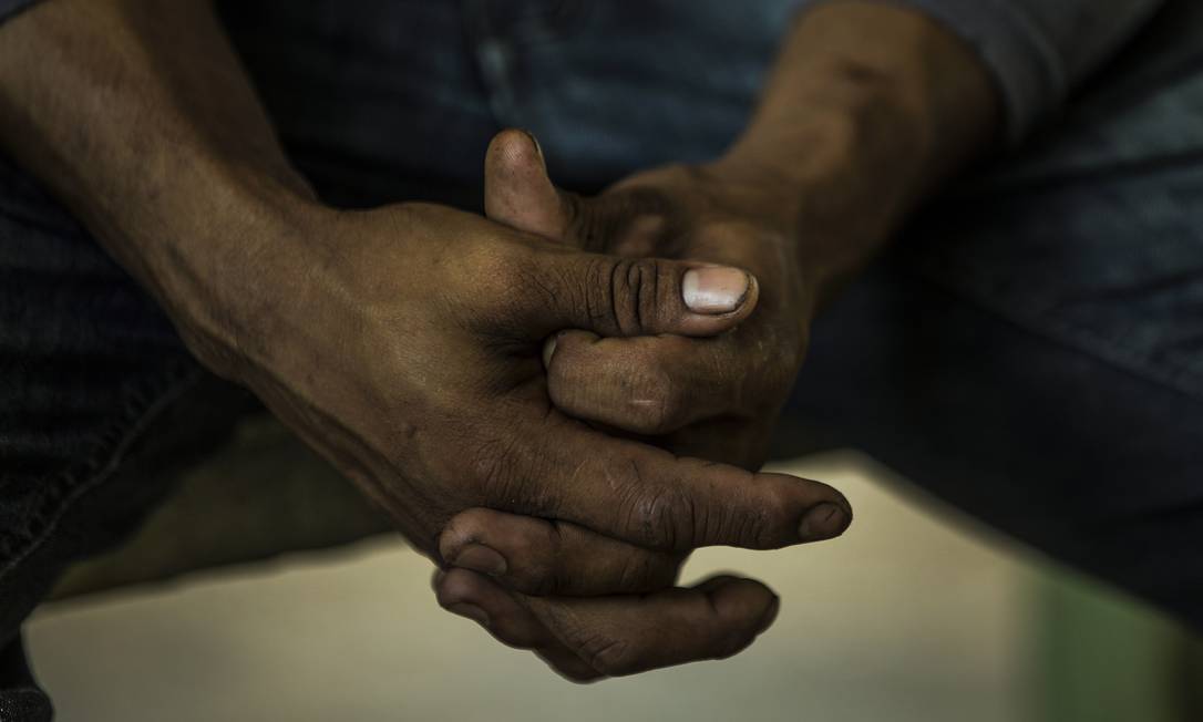 Mãos de resgatado após denúncias de situações análogas à escravidão em áreas rurais de Roraima Foto: Guito Moreto / Agência O Globo