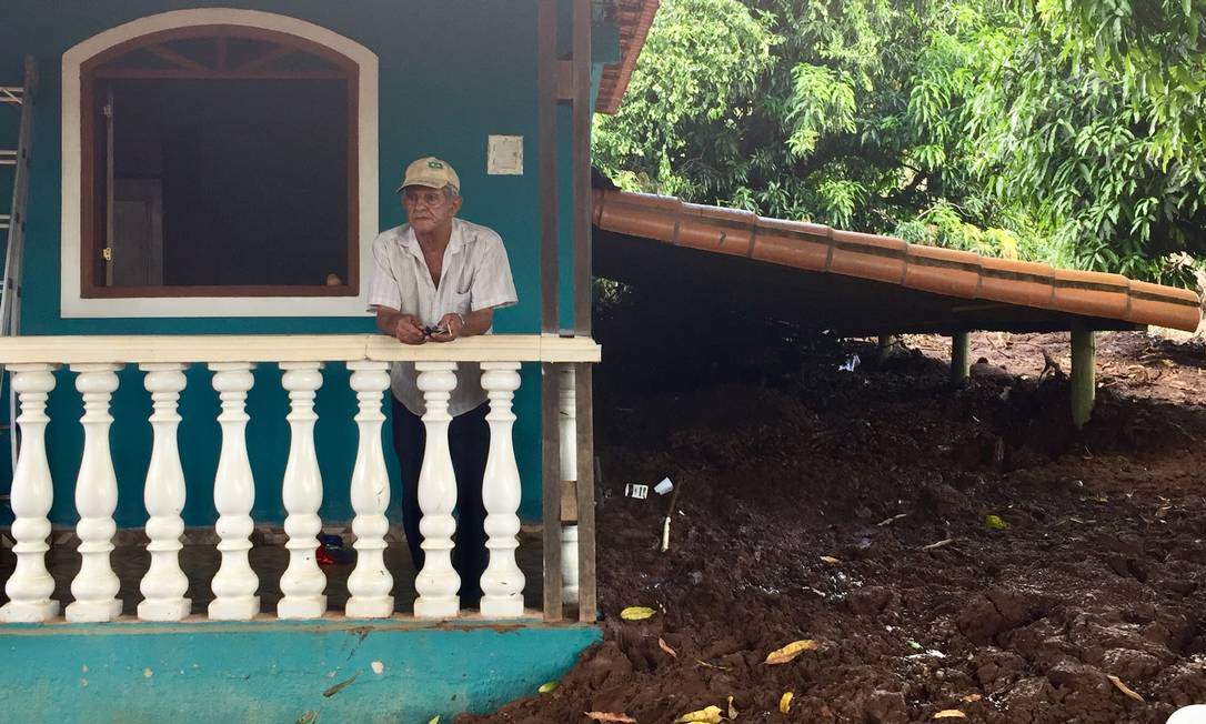Euzébio Pedrosa observa da varanda a destruição feita pela lama Foto: Cleide Carvalho / Agência O Globo