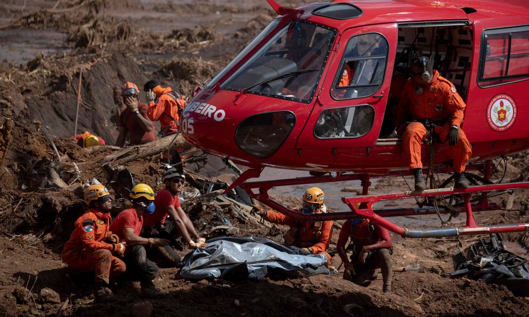 Firefighters recover the body of a victim of Friday's dam collapse at an iron-ore mine belonging to Brazil's giant mining company Vale near the town of Brumadinho, state of Minas Gerais, southeastern Brazil, on January 28, 2019. - The search for survivors intensified on Monday, on its fourth day, with the support of an Israeli contingent, after communities were devastated by a dam collapse that killed at least 60 people -- with hopes fading for 292 still missing. A barrier at the site burst on Friday, spewing millions of tons of treacherous sludge and engulfing buildings, vehicles and roads. (Photo by Mauro PIMENTEL / AFP) Foto: MAURO PIMENTEL / AFP