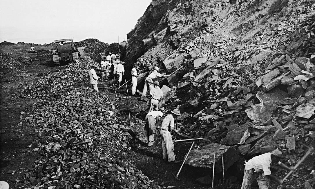 Operários extraem hamatita no Pico do Cauê, em Itabira: Drummond denunciou efeitos da mineração em sua cidade natal Foto: Arquivo Público Mineiro