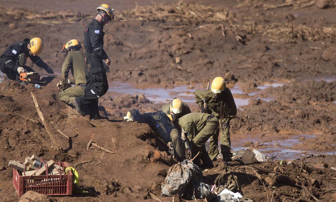 Equipes buscam vítimas do rompimento da barragem da Vale de Córrego do Feijão, em Brumadinho, em Minas Gerais Foto: Márcia Foletto / Agência O Globo