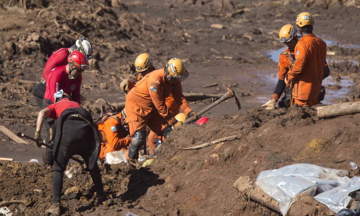 O trabalho de buscas no mar de lama de rejeitos em Brumadinho (MG) foi retomado Foto: Márcia Foletto / Agência O Globo