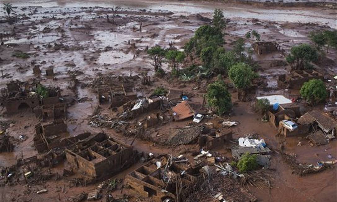 A destruição em Bento Rodrigues em 2015, com a ruptura da barragem da Samarco Foto: Felipe Dana / AP