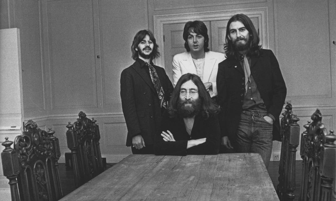 Ringo Starr, Paul Mc Cartney, George Harrison e John Lennon (sentado). Foto: Divulgação / .