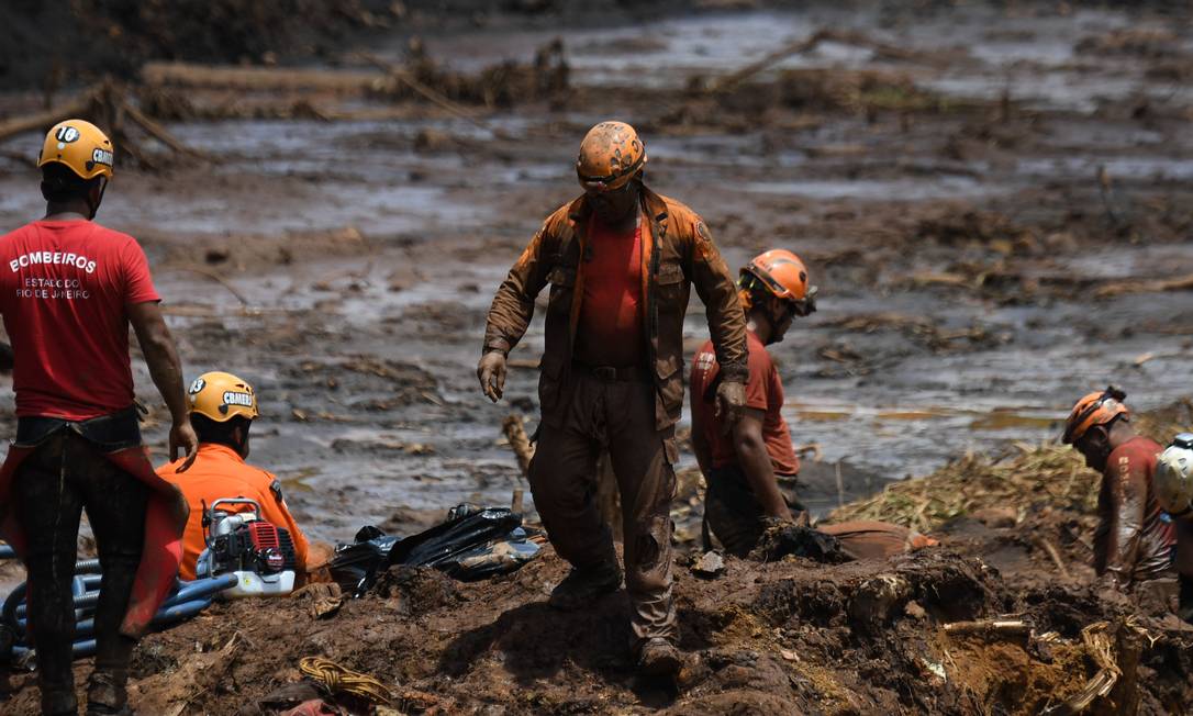 
Equipes de resgate e bombeiros trabalham na busca por vítimas, após o rompimento da barragem da Mina do Feijão, da Vale, em Brumadinho (MG)
Foto:
MAURO PIMENTEL
/
AFP
