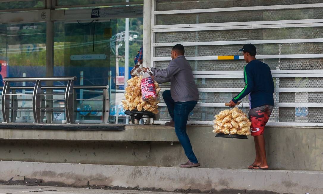 Comerciantes ambulantes dão calote na estação Magarça do BRT Transoeste, na avenida Cesario de Melo Marcelo Régua / Agência O Globo