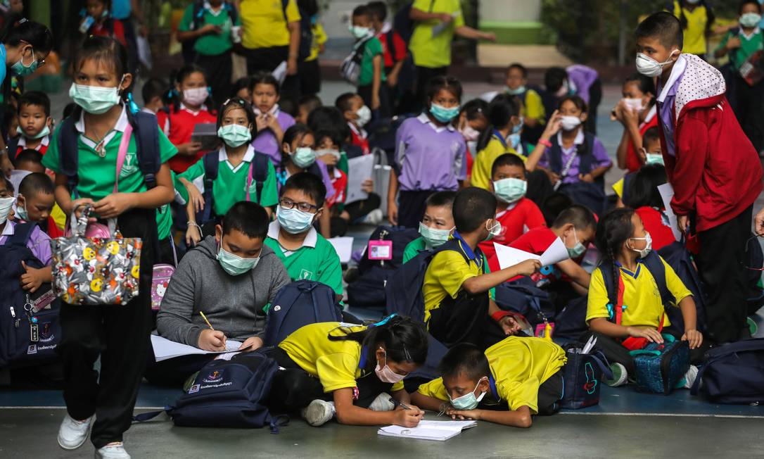 REFILE - CORRECTING GRAMMAR Students wear masks as they wait to be picked up, as classes in over 400 Bangkok schools have been cancelled due to worsening air pollution, at a public school in Bangkok, Thailand, January 30, 2019. REUTERS/Athit Perawongmetha Foto: ATHIT PERAWONGMETHA / REUTERS