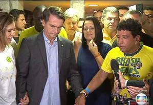 O presidente Jair Bolsonaro reza com a mulher, Michelle, e o senador Magno Malta, após a confirmação da vitória nas eleições de 2018 Foto: Reprodução