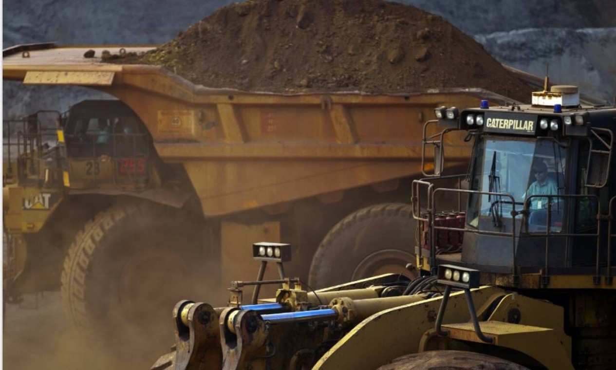 Um caminhão basculante da Caterpillar Inc. transporta minério de ferro extraído na mina de Brucutu da Vale, em Barão de Cocais Foto: Bloomberg
