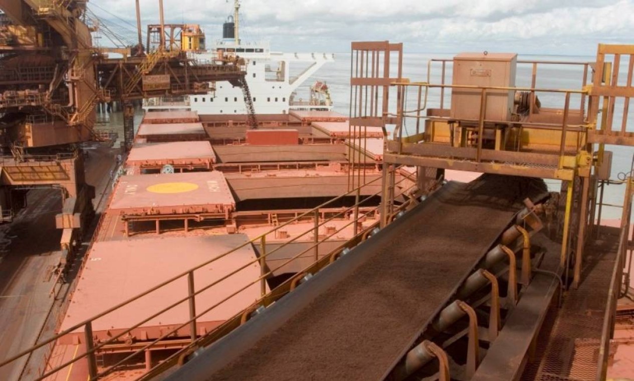 O minério de ferro é colocado em um cargueiro no Terminal Marítimo de Ponta da Madeira, pertencente à mineradora Vale, no estado do Maranhão Foto: Bloomberg News - 23/06/2006