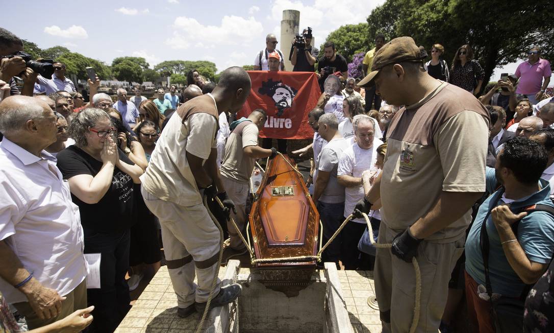 O corpo do irmão de Lula, Genival Ignácio da Silva, foi enterrado em São Bernardo do Campo sem a presença do ex-presidente Foto: Fotoarena / Agência O Globo