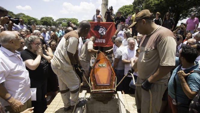 O corpo do irmão de Lula, Genival Ignácio da Silva, foi enterrado em São Bernardo do Campo sem a presença do ex-presidente Foto: Fotoarena / Agência O Globo