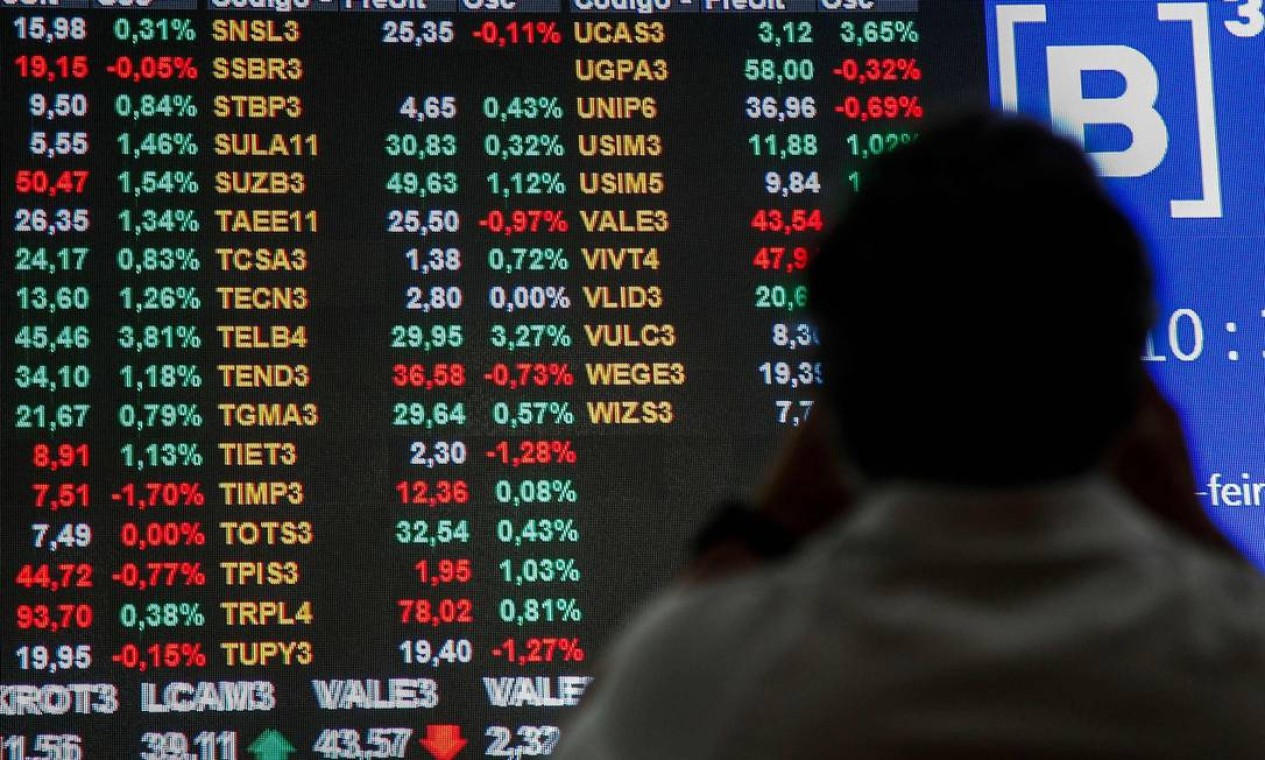 As ações da Vale são vistas no painel da Bolsa de Valores de São Paulo. Na segunda-feira, dia 28, os papéis registraram queda de mais de 20% Foto: MIGUEL SCHINCARIOL / AFP