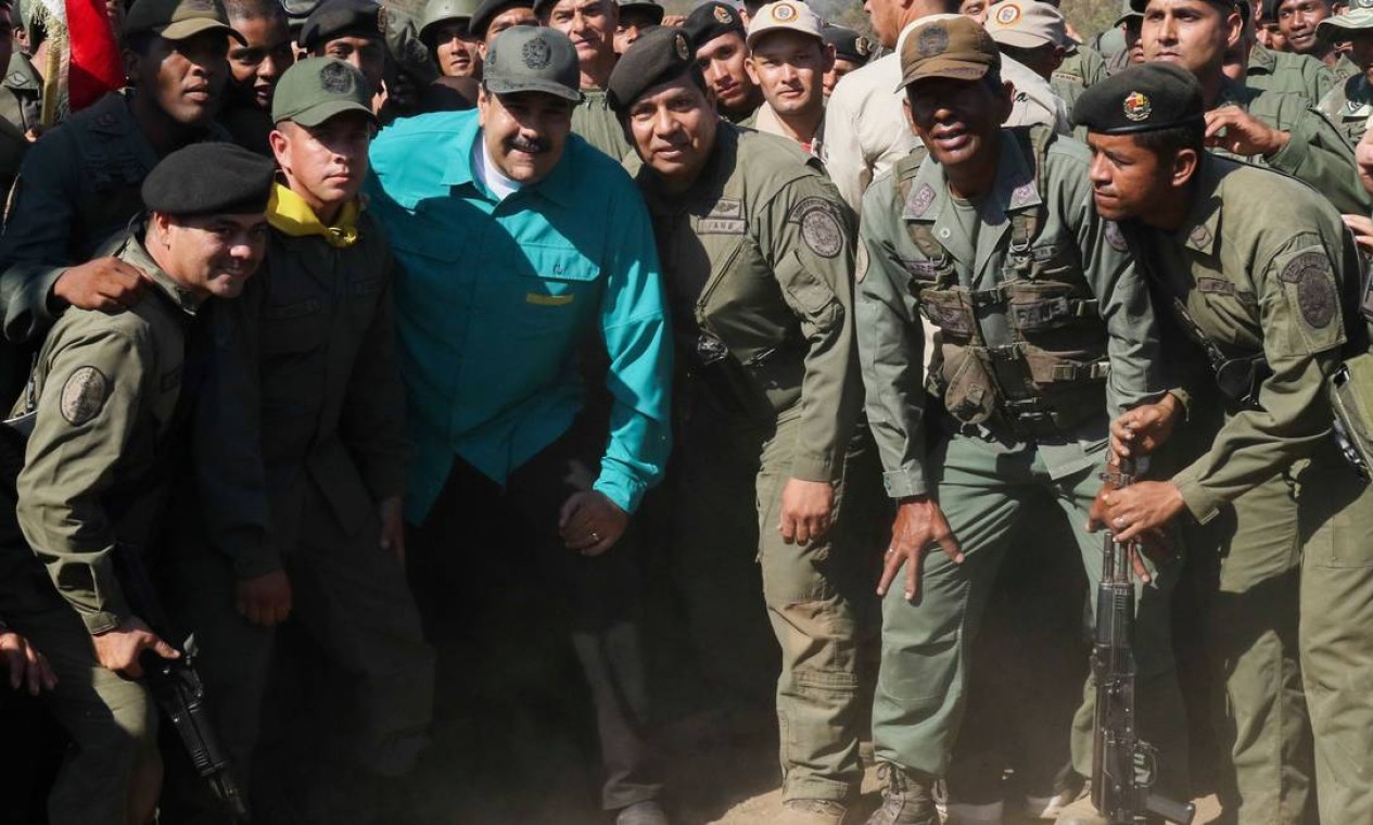 Maduro posa para fotos com soldados venezuelanos no Forte de Paramacay, no estado de Carabobo; em agosto de 2017, local foi cenário de levante militar contra o governo Foto: MARCELO GARCIA / AFP