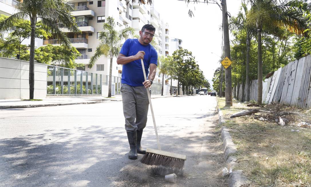 
Para compensar, condomínios estão arcando com custos de pessoal para manutenção das ruas
Foto: Marcos Ramos / Agência O Globo