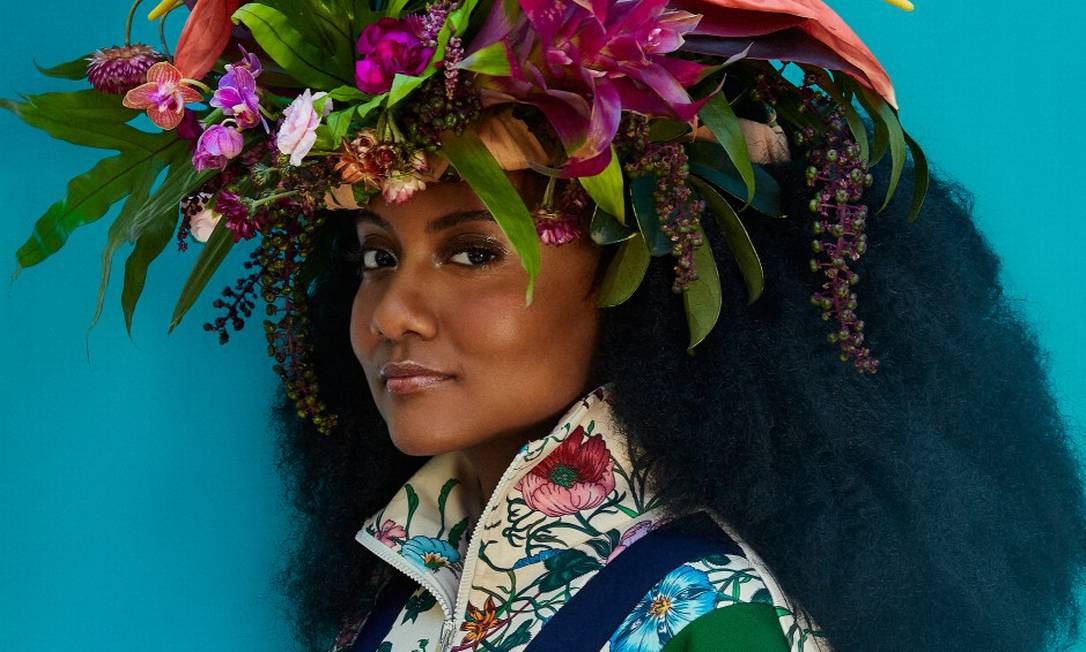 Luiza usa jaqueta Gucci e arranjo de cabeça Pólen Flores e Plantas Foto: Leandro Tumenas