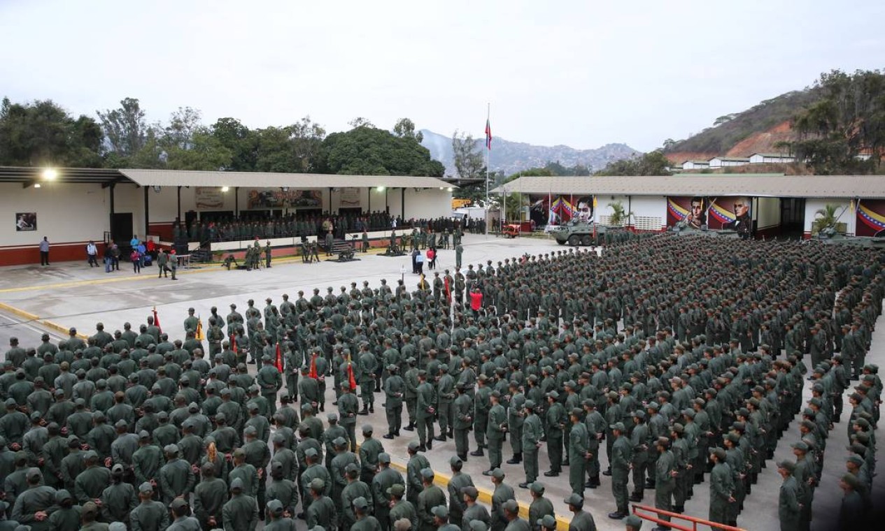 Em Caracas, Maduro falou diante de cerca de 2,5 mil soldados em dias de alta tensão para a Venezuela; onda de protestos com 850 presos começou com levante militar que ganhou adesão civil nas ruas sob incentivo da oposição Foto: HANDOUT / REUTERS