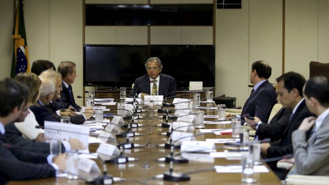 O ministro da Economia, Paulo Guedes, durante reunião com dirigentes da Frente Nacional de Prefeitos Foto: Wilson Dias/Agência Brasil