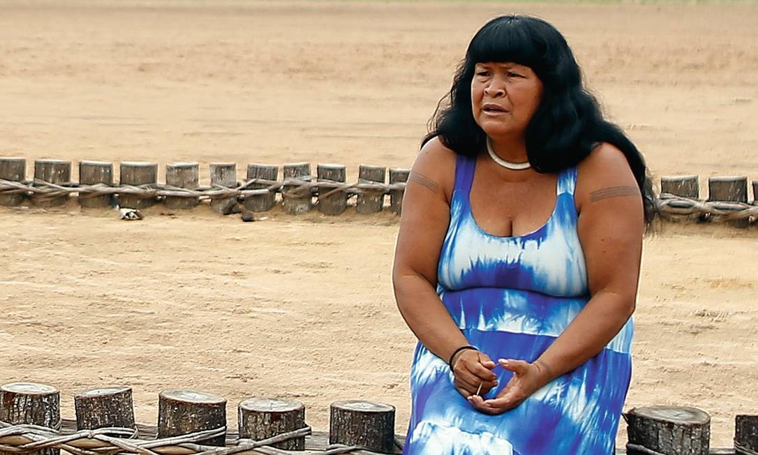 À esquerda, a pajé Mapulu. Ela diz que os índios no Xingu querem a volta de Lulu para ajudar a cuidar da avó, cega e com dificuldade de locomoção Foto: Jorge William / Agência O Globo