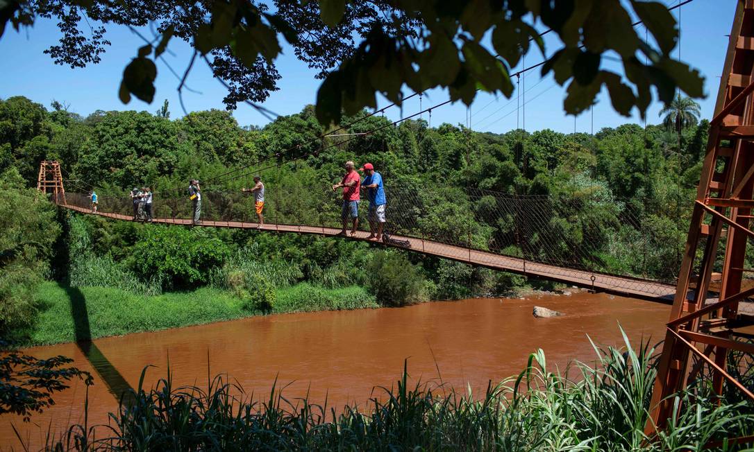 Águas do rio Paraopeba, que cruza Brumadinho (MG), foram tomadas pela lama de rejeitos Foto: MAURO PIMENTEL / AFP