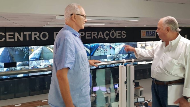 Salomão, à esquerda, com Edésio Frias no centro de operações do BRT no Terminal Alvorada, na Barra Foto: Luiz Ernesto Magalhães